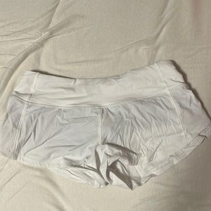 Lululemon White 2.5 Hotty Hot shorts